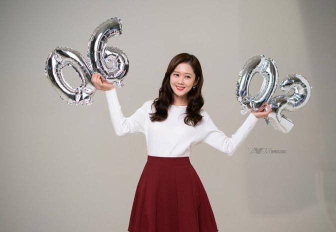 材质|张娜拉喝下午茶，穿白色长袖娃娃脸不显老，40岁老戏骨还是少女颜