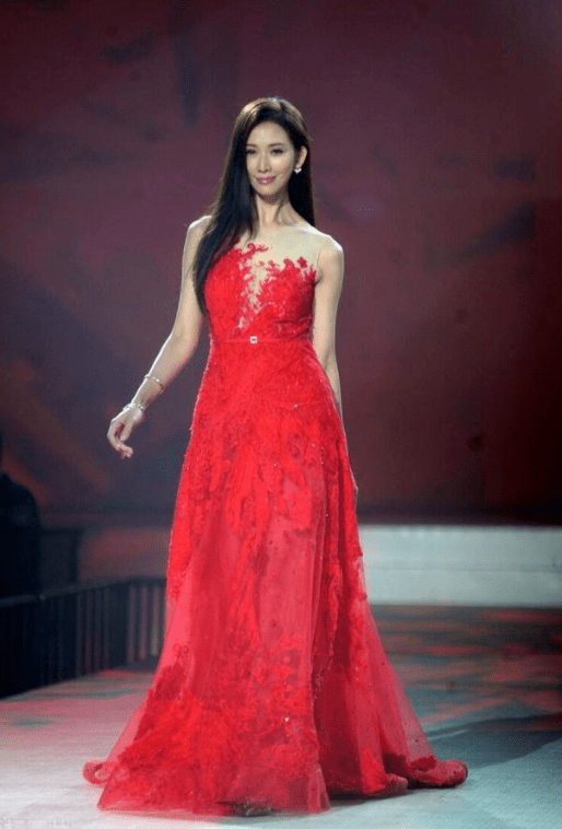 黑色|日本媳妇“林志玲”魅力全开！穿一袭红色连衣裙，美出了新高度
