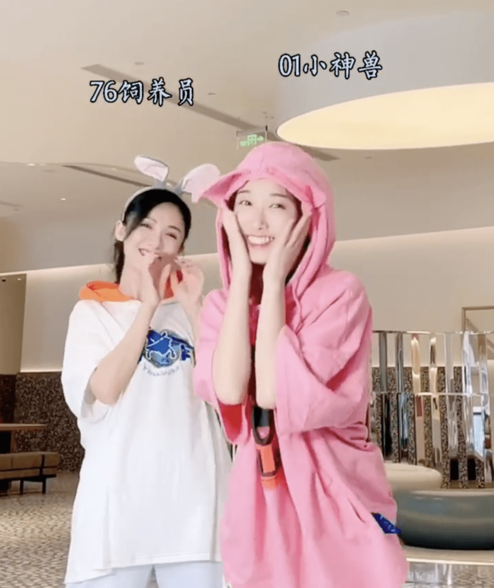 年龄段|祖孙三人同穿旗袍跳舞，孙女时髦妈妈气质，还是67岁外婆最有韵味