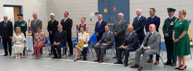 衣袖|英国70岁长公主惊艳亮相!短袖款西装好时髦,皮包骨手臂看得惊心