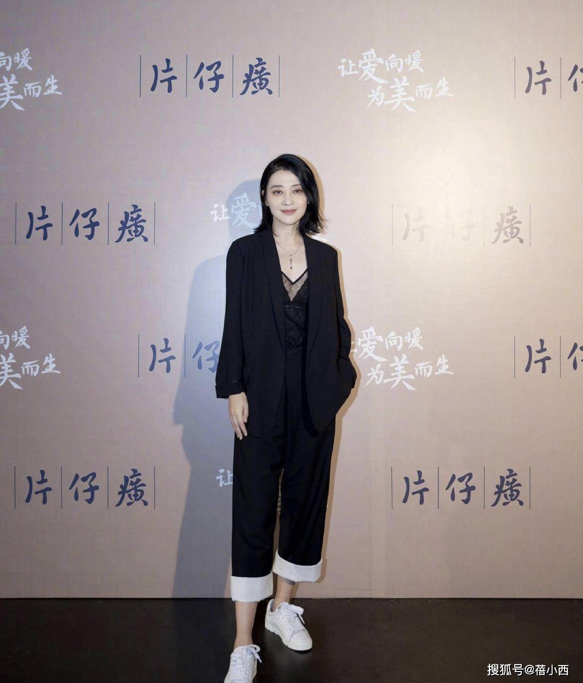 黑色|梅婷与老公走机场，穿宽松黑裙子配渔夫帽，简约低调却蛮有高级感