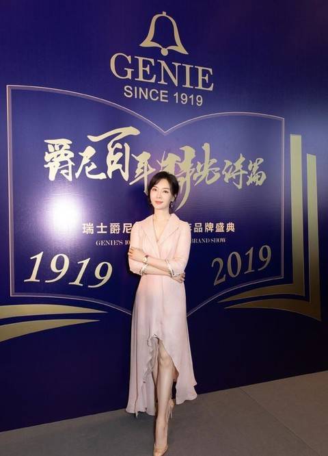 面料|真正会穿的女人，穿西装外套不会配小脚裤，看陈数就知道了？