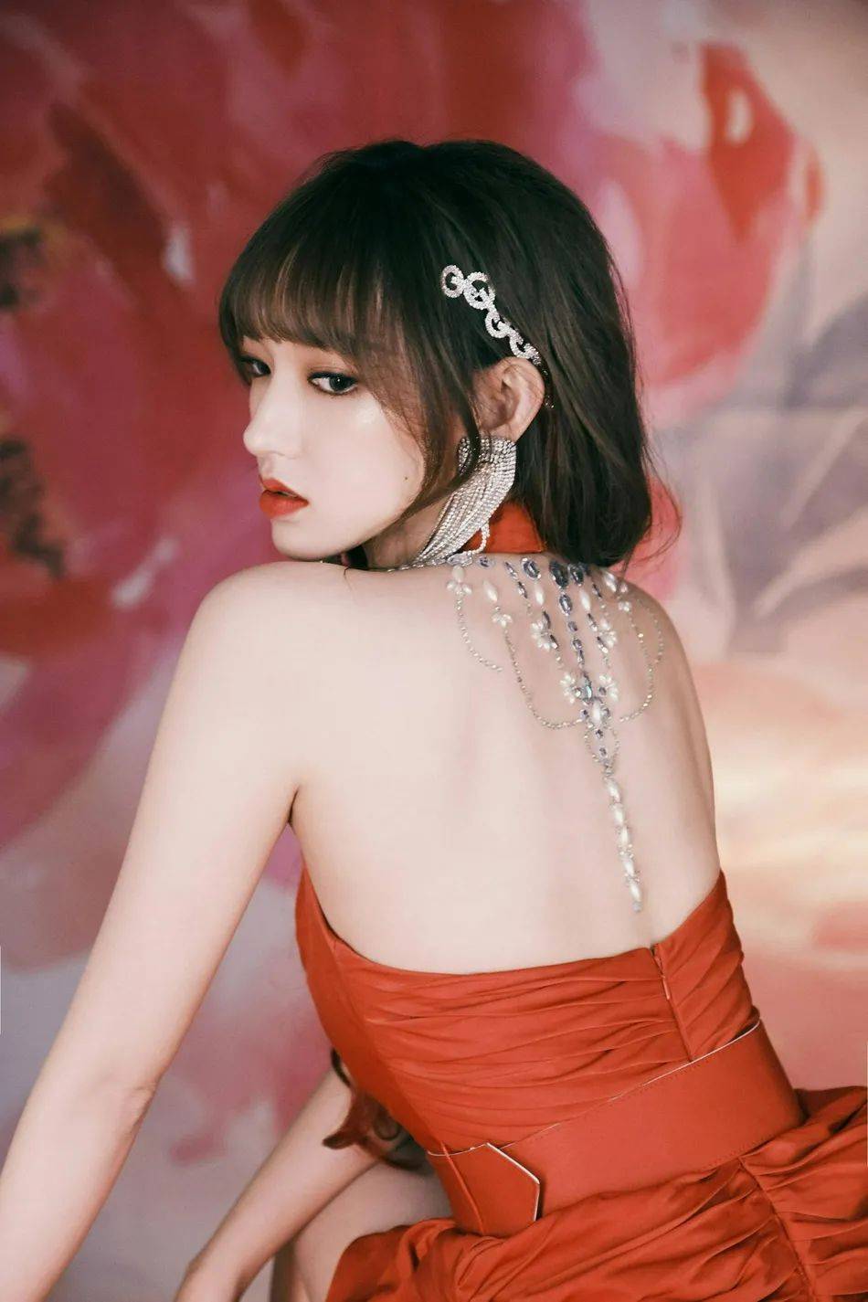 程潇|程潇穿抹胸红色小短裙大秀美背！雪肤娇嫩太性感撩人