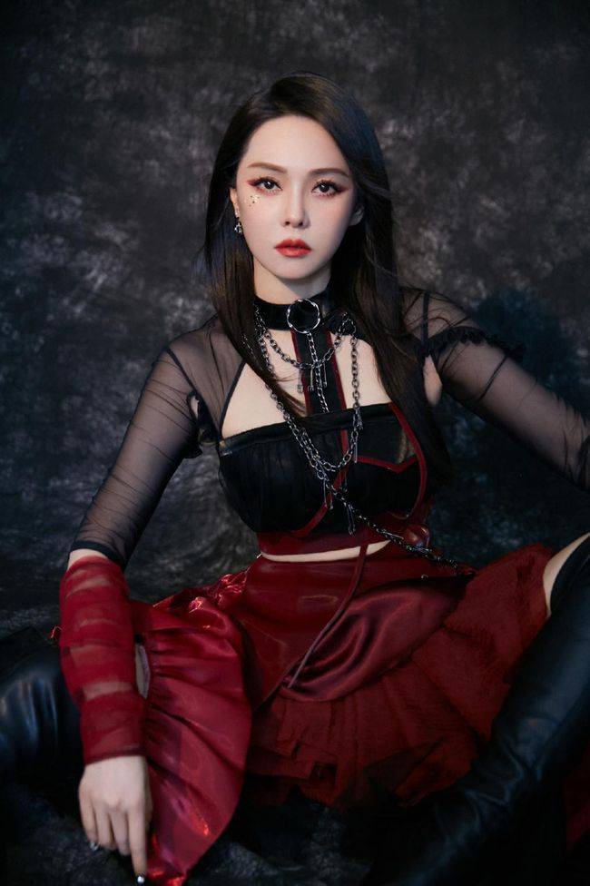 采用的|伊能静居然是60后,妖娆妆容穿个性连衣裙,说是女团也没违和感