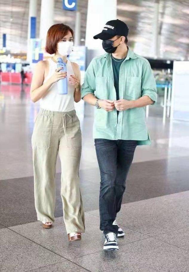 韩庚|卢靖姗和混血妹妹走机场,姐妹花傻傻分不清,妹妹比姐姐还好看