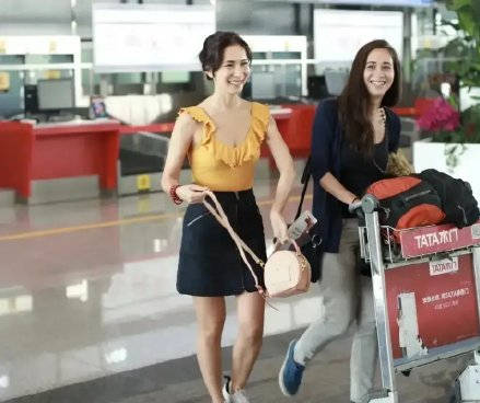 韩庚|卢靖姗和混血妹妹走机场,姐妹花傻傻分不清,妹妹比姐姐还好看