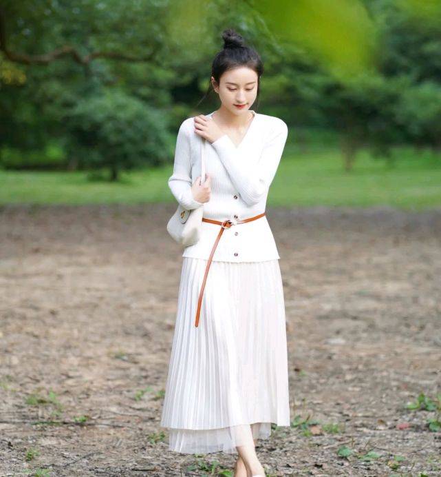 女生|怎么打扮才能变成温柔女孩？合理搭配半身裙，轻松呈现温柔气质