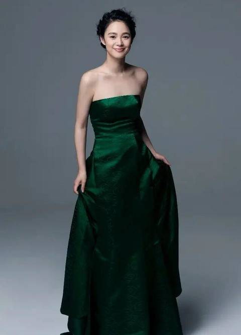 黑色|41岁周韵都美到国外了,穿红色抹胸裙性感又高级,真给国人长脸?