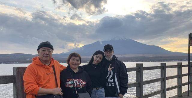 成功|潘玮柏老婆晒照片辟谣怀孕！穿背心秀身材，小腹很平无凸起！