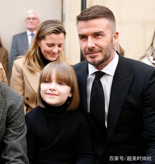 Beckham|全家助阵贝嫂大秀！大儿子携女友现身，小七的波波头你给几分？