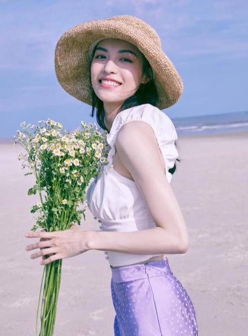 进行|钟楚曦日常秀身材，“草帽＋小吊带”海边标配穿搭，夏日感十足