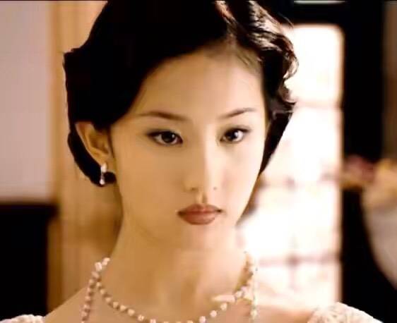 2003年,《金粉世家》制作人游建鸣正为挑选女演员一筹莫展,抬头看到一