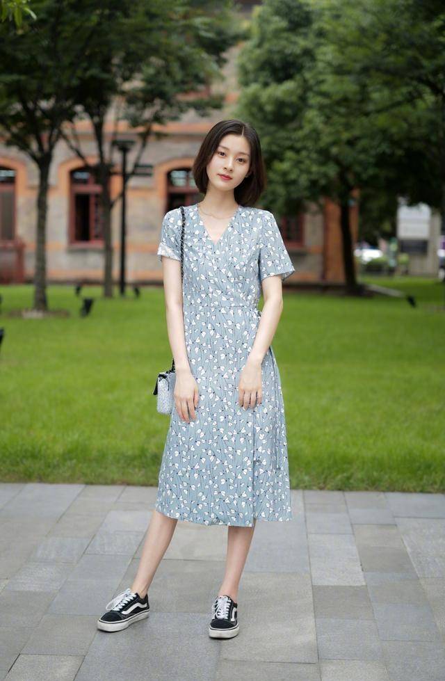颜色|连衣裙推荐：8位小姐姐演绎花裙子不同穿法，换发型决定不同气质
