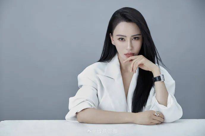 斑点|母其弥雅穿抹胸长裙超美艳!雪肤白嫩太性感撩人