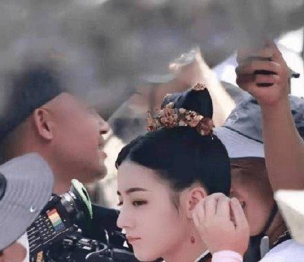 疲态|迪丽热巴新路透出炉！红色长袍造型好惊艳，顶烈日拍摄神情显疲态