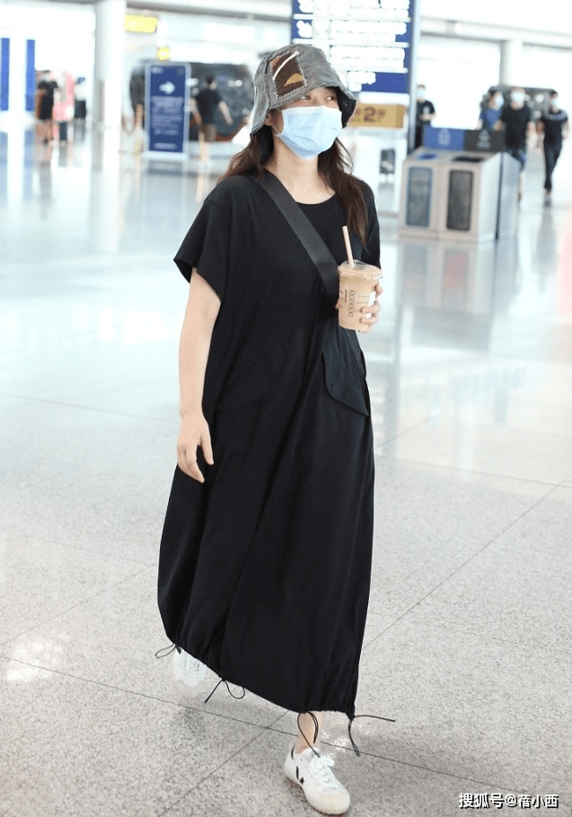 黑色|梅婷与老公走机场，穿宽松黑裙子配渔夫帽，简约低调却蛮有高级感