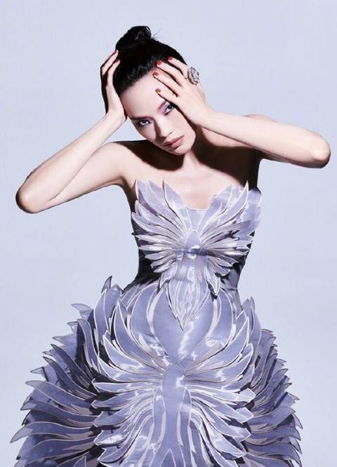 黑色|舒淇这身材不做超模真可惜，穿3D羽毛裙拍杂志，摩登又高级感十足？
