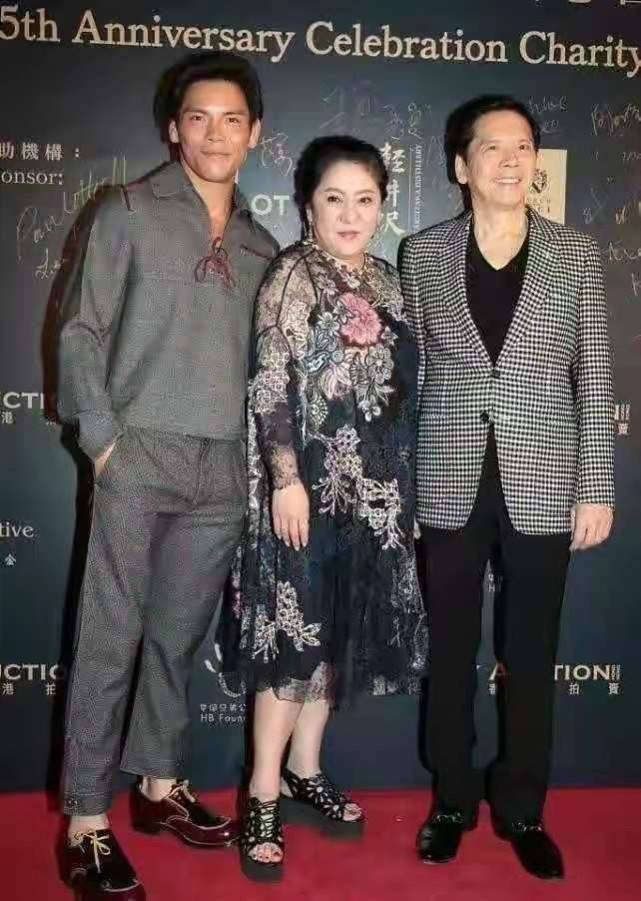 设计|向太走花哨风也超贵气!穿印花裙戴珠宝霸气全开,近照瘦出锥子脸