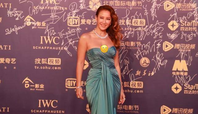 颜色|李玟真是妩媚女人的代表，这造型正面看都很撩人，不遮不行了