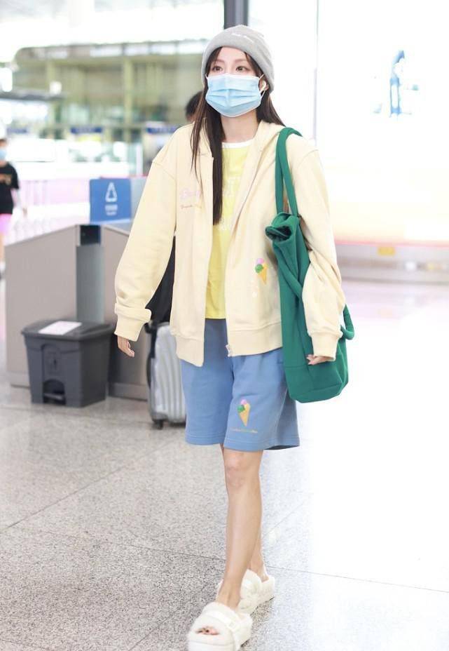 颜色|张嘉倪一身“童装”既视感 衣服休闲又舒适