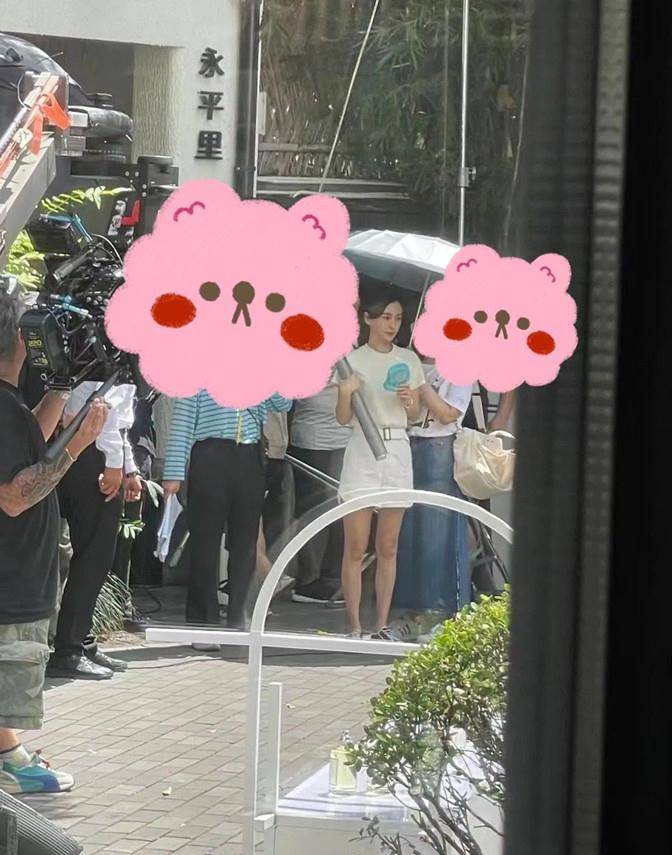 身材|Angelababy拍戏被偷拍，一身白专人撑伞气场大，被吐槽表情太单一
