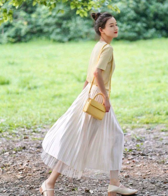 女生|怎么打扮才能变成温柔女孩？合理搭配半身裙，轻松呈现温柔气质