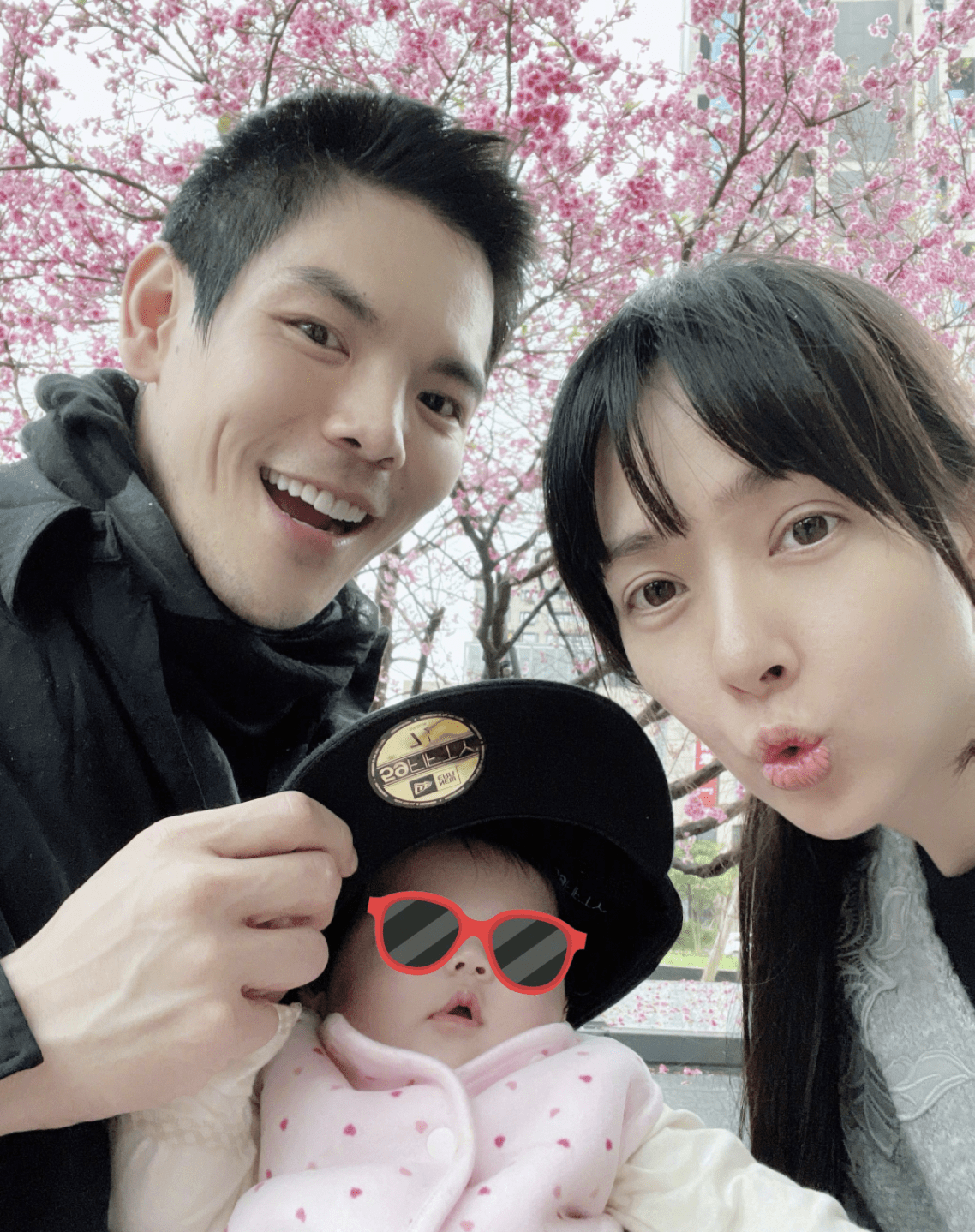 郭碧婷|向佐晒一家人合影，郭碧婷穿家居服素颜也靓丽，向太瘦出了尖下巴