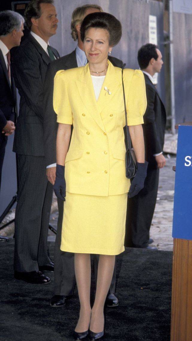 衣袖|英国70岁长公主惊艳亮相！短袖款西装好时髦，皮包骨手臂看得惊心