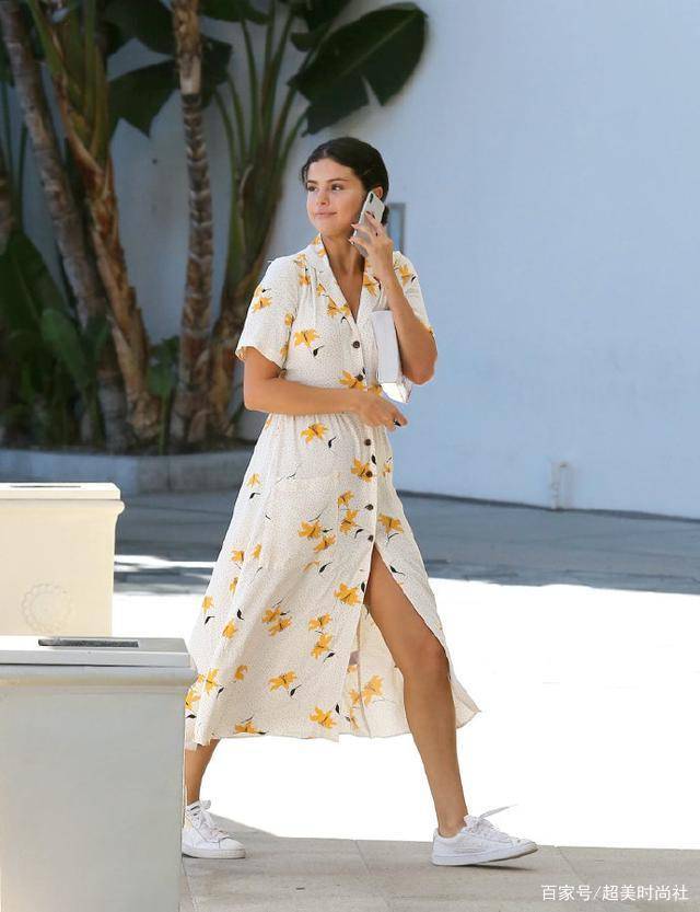 黑色|皮裤紧身衣玩机车风，赛琳娜造型翻车，形象输给海莉但五官似比伯