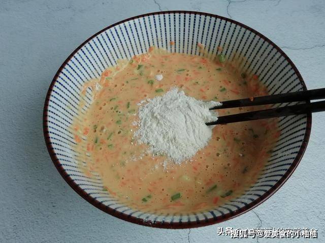 葱花|最快速的早餐饼做法，不揉面不发面，筷子搅一搅，10分钟做好早餐