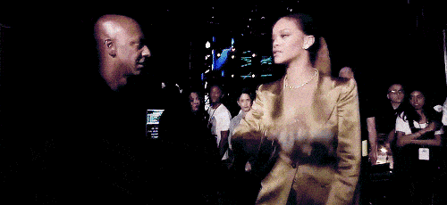 Rihanna|日婆蕾哈娜skr人才，把机车搬上秀场还不过瘾现成“内衣贩子”？