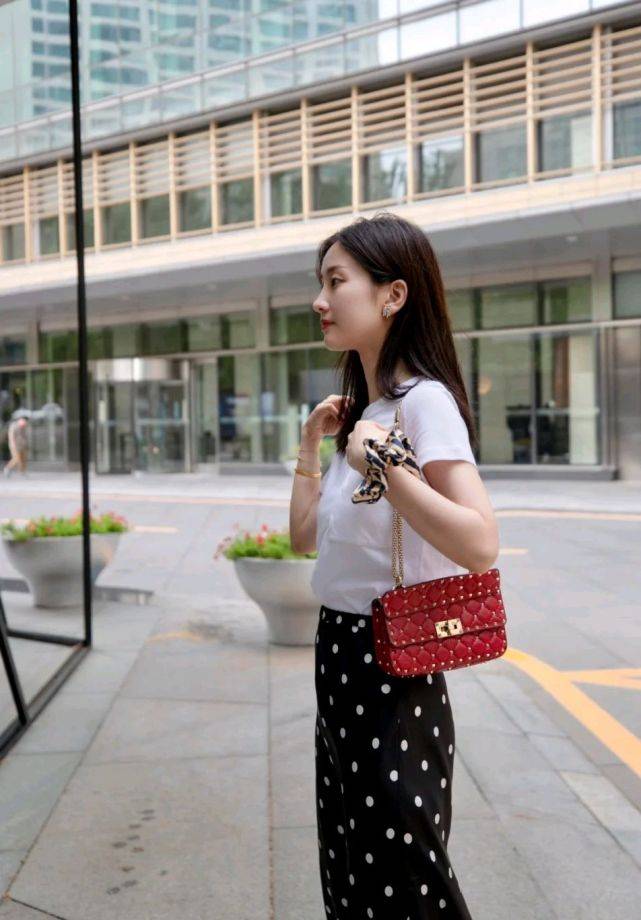 女生|怎么打扮才能变成温柔女孩？合理搭配半身裙，轻松呈现温柔气质