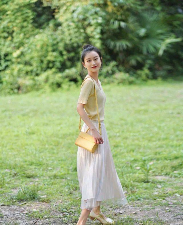 女生|怎么打扮才能变成温柔女孩？合理搭配半身裙，轻松呈现温柔气质