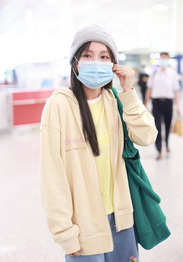 颜色|张嘉倪一身“童装”既视感 衣服休闲又舒适