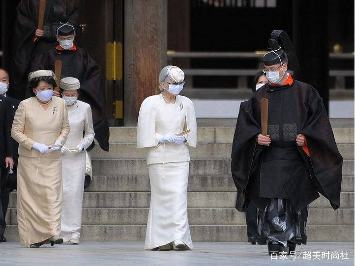 配饰|日本雅子皇后穿一身白亮相,戴珍珠配饰显优雅,被86岁婆婆抢风头