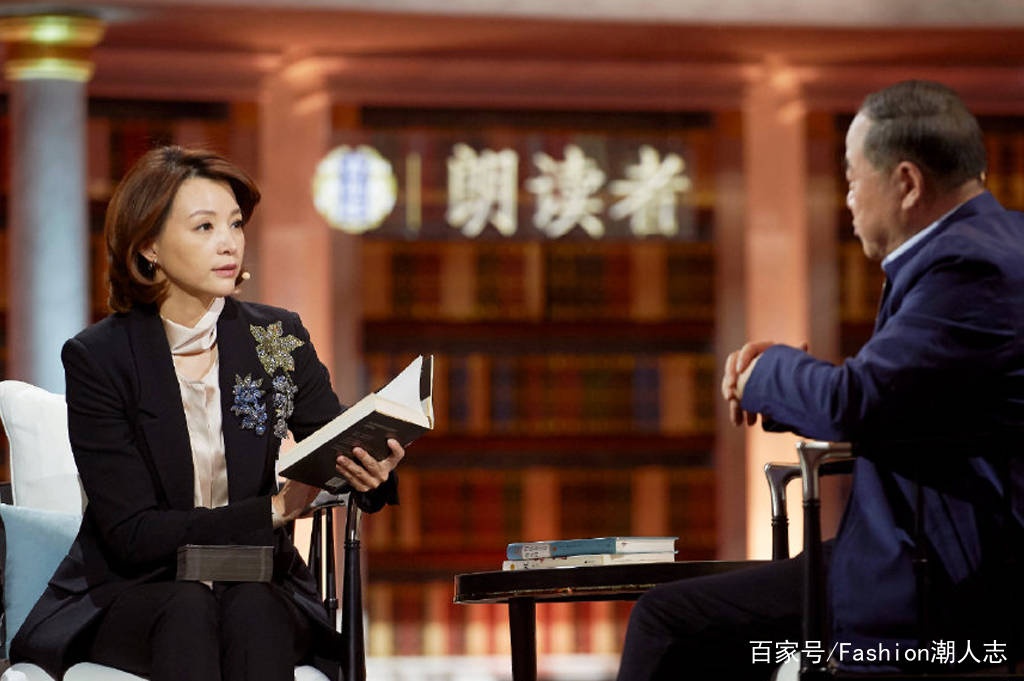 黑色|董卿《朗读者3》造型曝光！衬衫+高腰裤、西装，教你如何穿高级