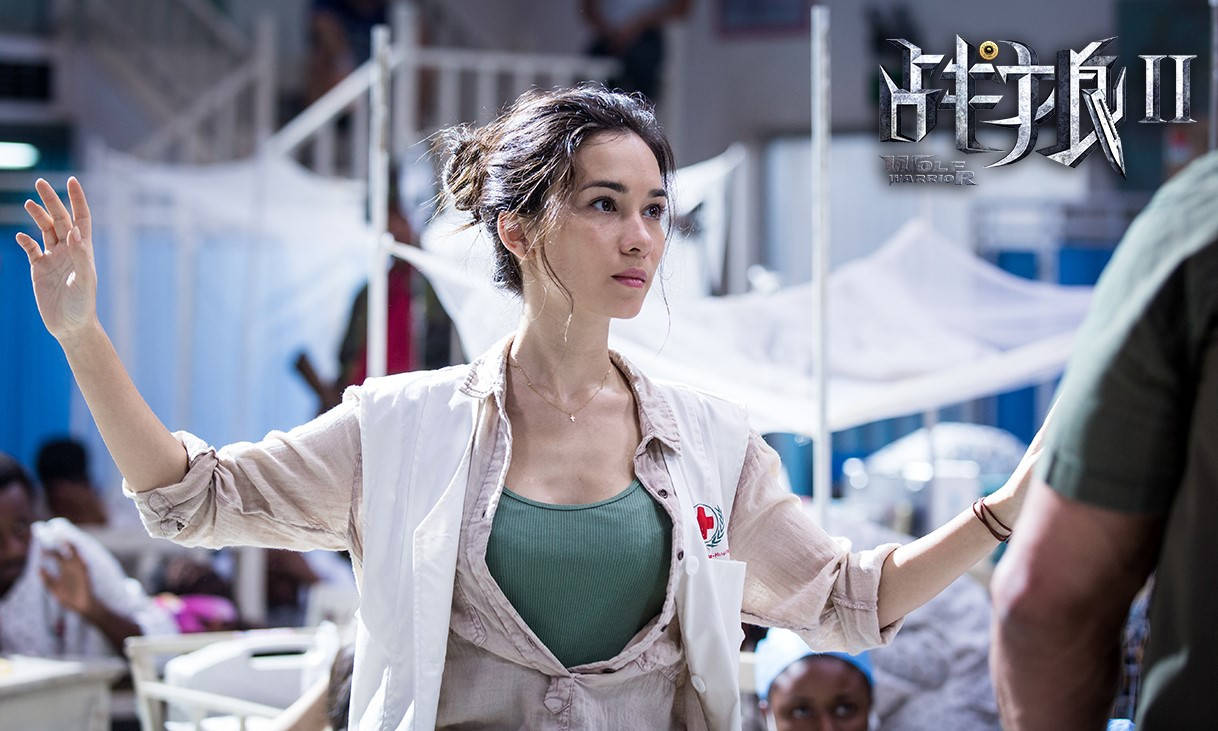 韩庚|卢靖姗和混血妹妹走机场,姐妹花傻傻分不清,妹妹比姐姐还好看