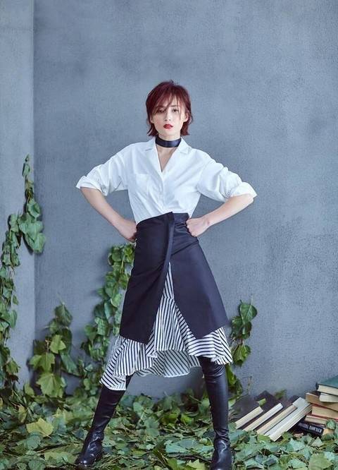 整体|44岁蒋勤勤真的嫩，穿衬衫配裙子洋气减龄，完全没有皱纹太冻龄？