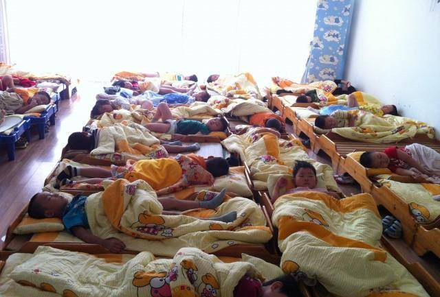 活动|幼儿园宝宝的午睡照片,看完你会发现有些衣服不适合孩子穿去学校