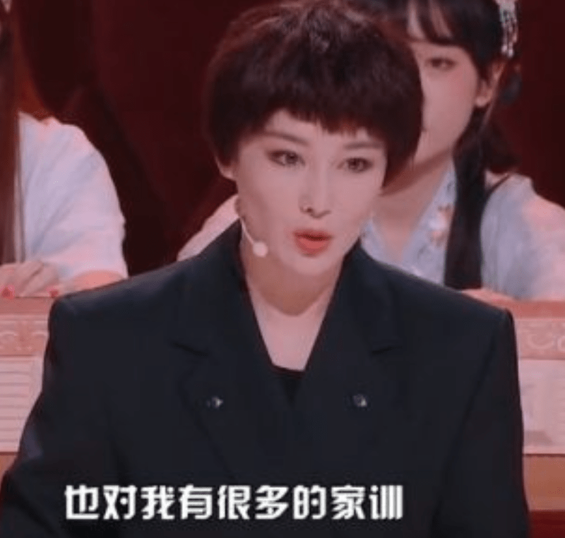 身材苗条|张馨予现身机场，穿超短裤秀白嫩细腿，身材苗条不似孩子妈