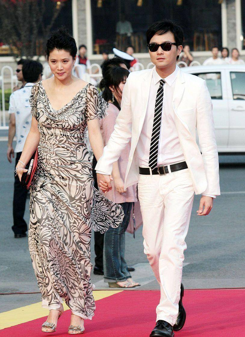 披肩|袁咏仪真是自信过头了，穿着“蝙蝠衣”显老不说，爆炸头还显头大