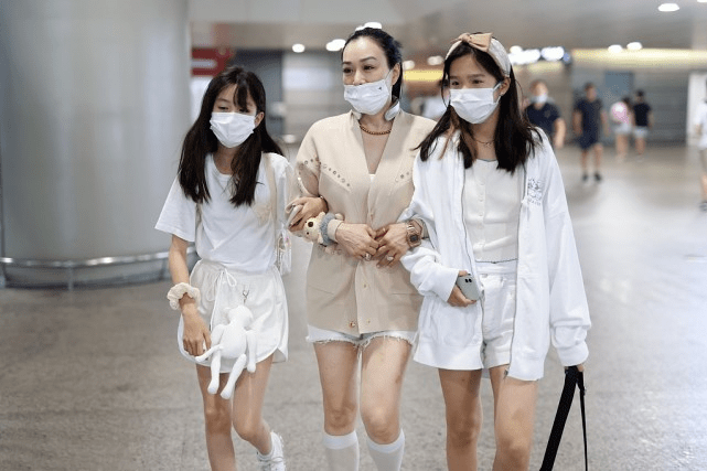 魅力|钟丽缇与女儿走机场，针织开衫配白色短裤超洋气，母女美如姐妹花