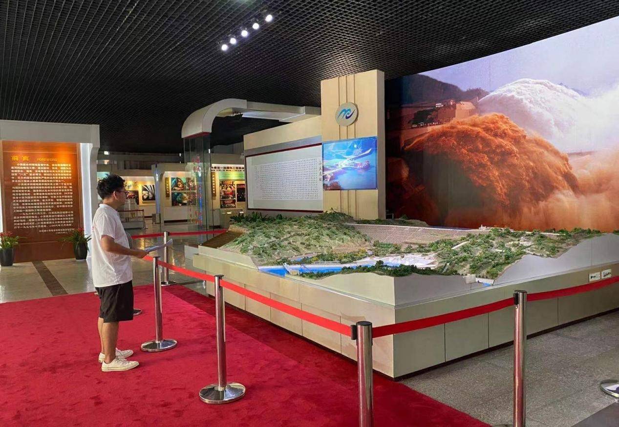 (实践队员在看小浪底工程模型)(小浪底历史纪念馆内部)返回搜狐,查看