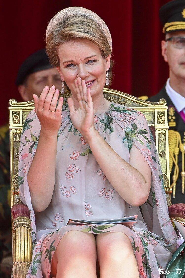 王室|比利时庆典活动 女王储可妩媚可飒爽 老国王私生女高调上看台
