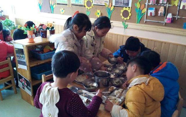 家长|幼儿老师晨检发现孩子兜内异物，取出看到后心慌，园长：已劝退