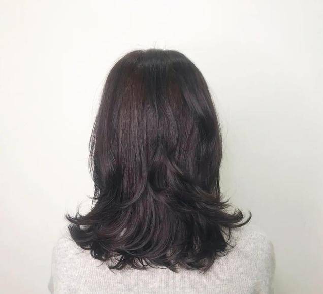 发型|换季也该换发色了，今天夏天流行巧克力色，显白不说还提升气质