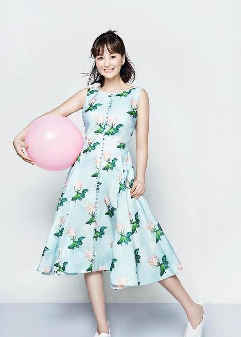 黑色|戴娇倩的“初恋脸”肉嘟嘟，裙子穿出少女气质，看不出真实年纪