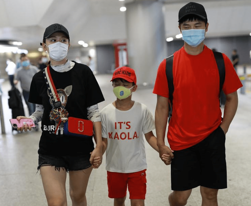 卡通|叶一茜哪像36岁俩娃妈？卡通T配热裤活力满满，与儿子同行似姐弟