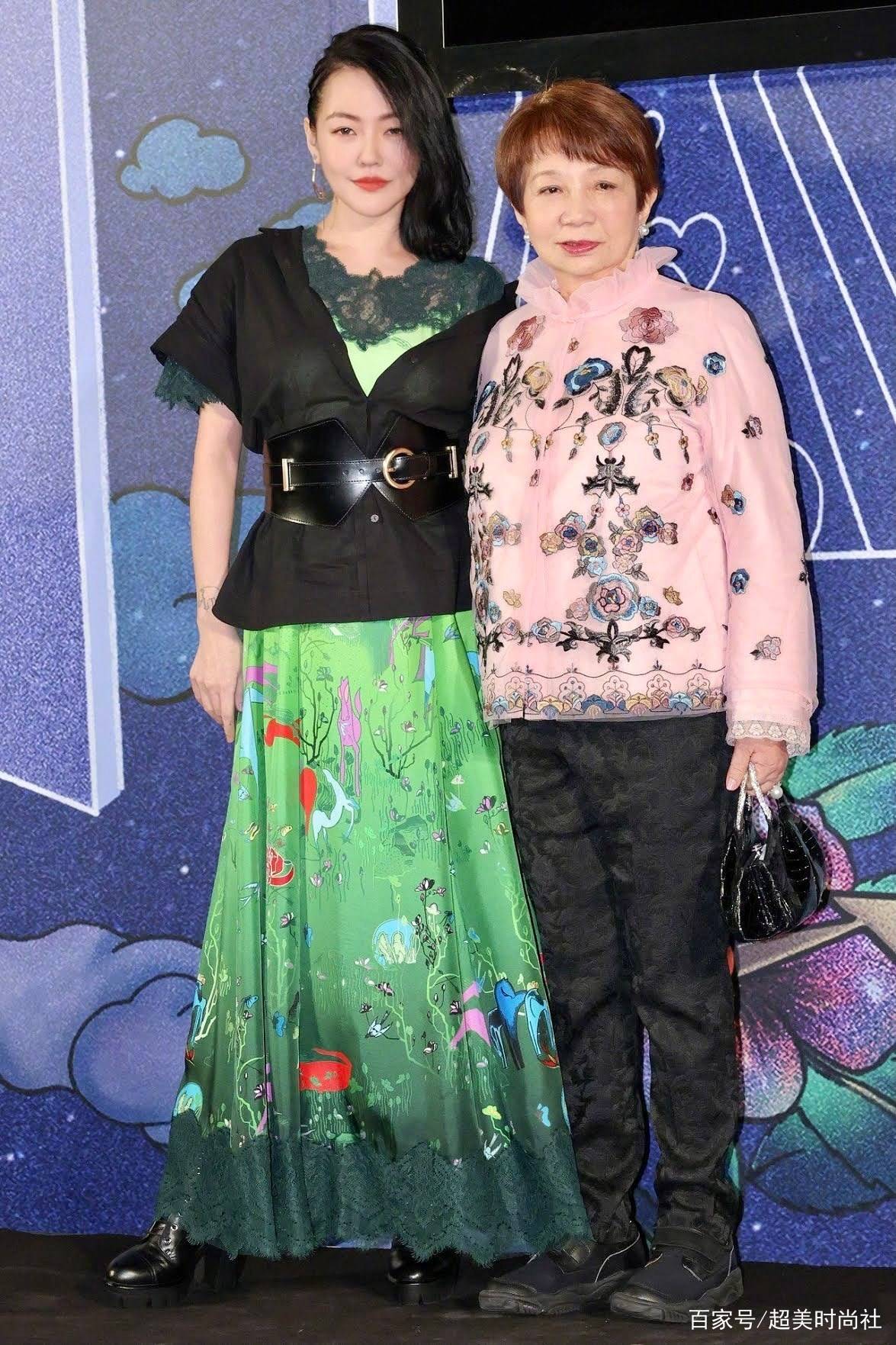 黑色|小S带婆婆看秀晒合照，衣服红配绿造型翻车，身材还被五五分