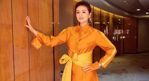 黑色|戴娇倩的“初恋脸”肉嘟嘟，裙子穿出少女气质，看不出真实年纪